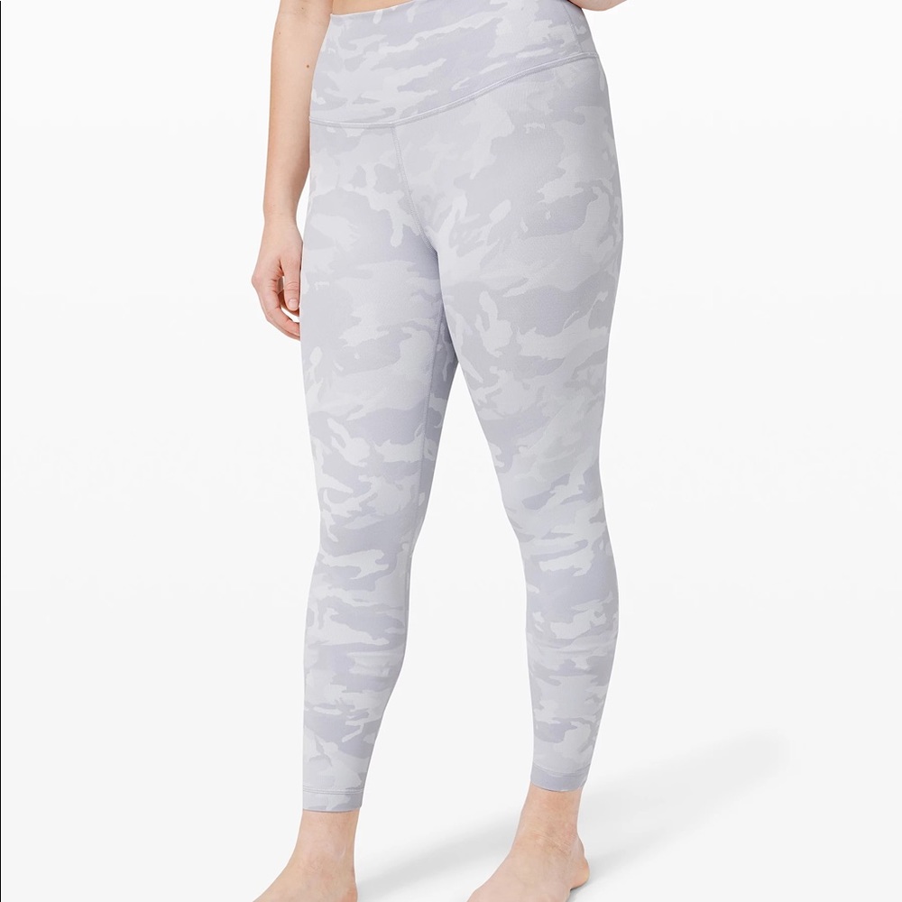 (SIZE 2) Wunder Under High-Rise Tight 25”
Luxtreme Incognito Camo Jacquard White